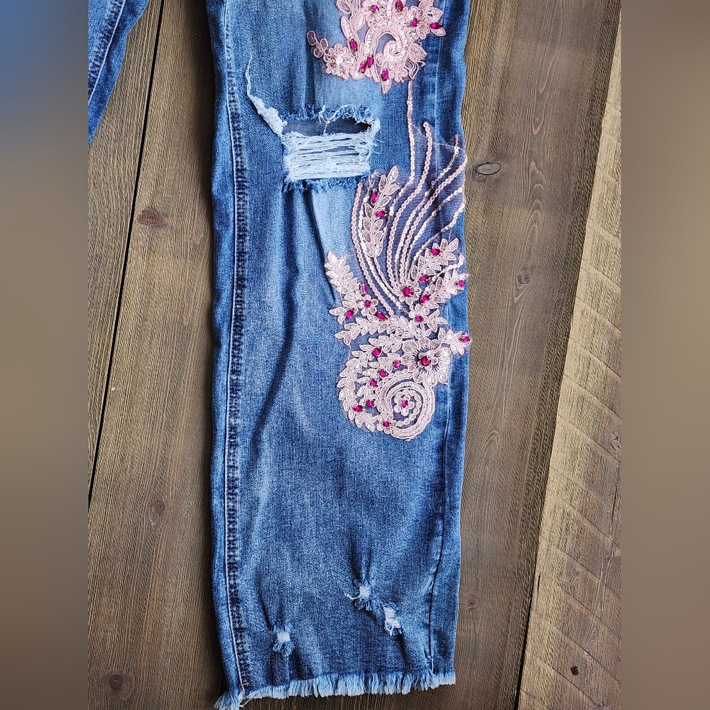 Nwt Denim Love Boutique Embellished Blue Jeans with Pink Floral Design 😍 Sz 4/5 - Picture 5 of 12